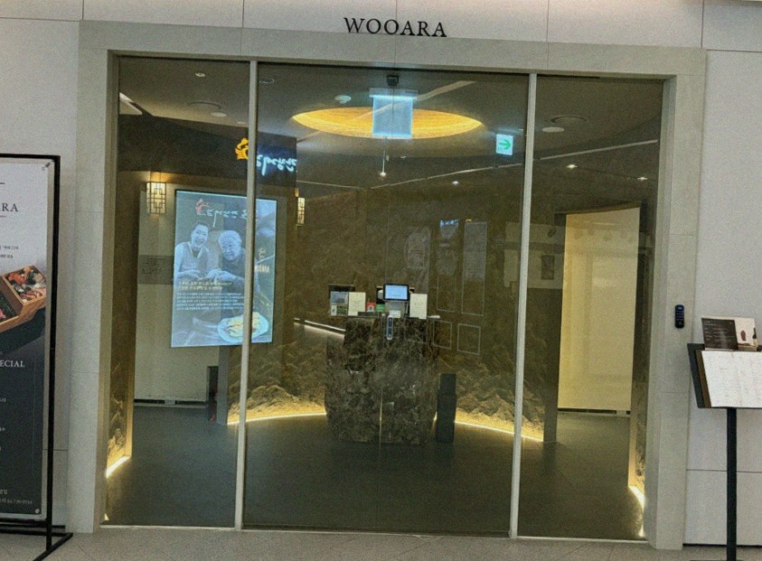 WOOARA Gwanghwamun · 店舗入口と案内