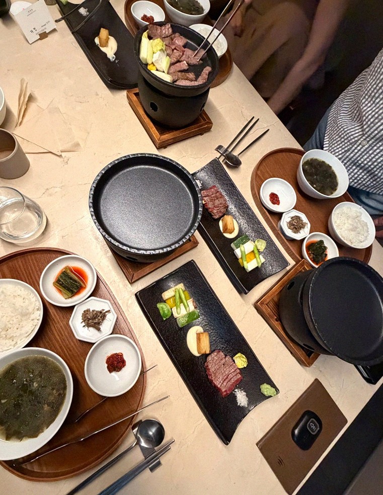 WOOARA Gwanghwamun · テーブルいっぱいの韓牛おまかせコース