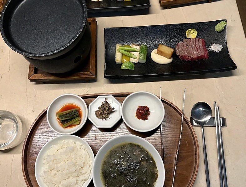 WOOARA Gwanghwamun · シグネチャーの韓牛ショーイング — 木箱に盛られた霜降り韓牛とキャビア