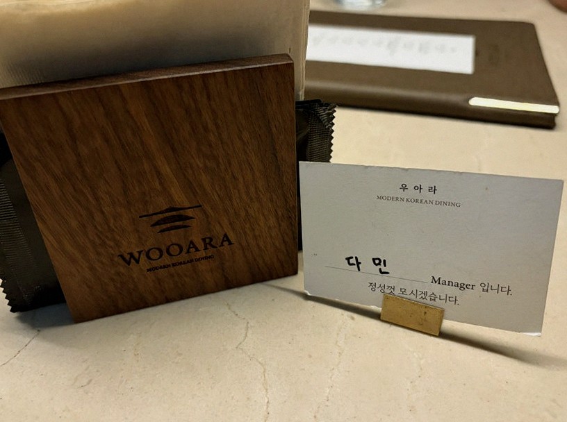 WOOARA Gwanghwamun · シグネチャーの韓牛ショーイング — 木箱に盛られた霜降り韓牛とキャビア