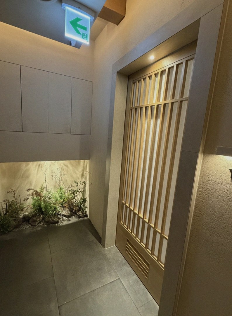 WOOARA Gwanghwamun · 店舗入口と案内
