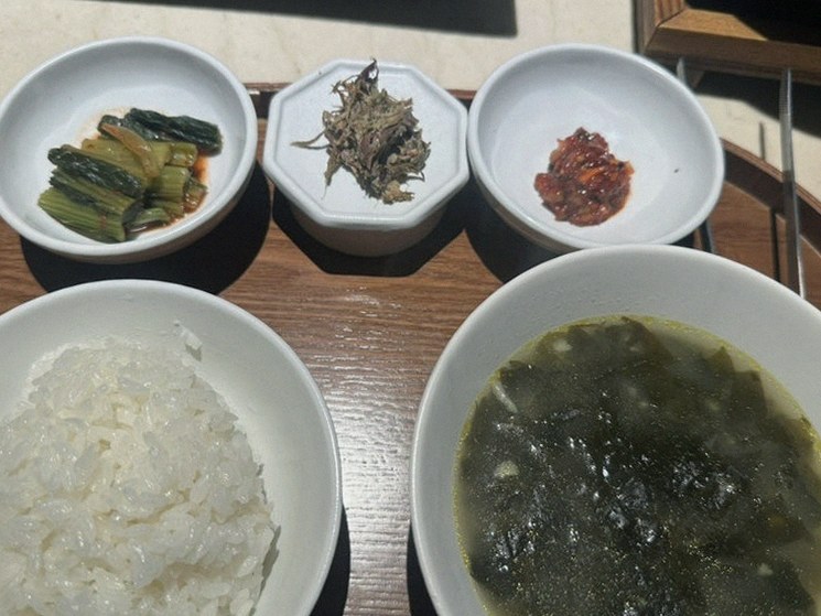 WOOARA Gwanghwamun · assorted Korean side dishes (banchan)