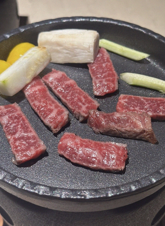 WOOARA Gwanghwamun · premium marbled Hanwoo beef presented before grilling