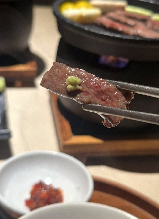WOOARA Gwanghwamun · premium marbled Hanwoo beef presented before grilling