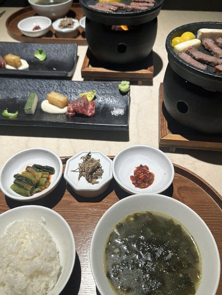 WOOARA Gwanghwamun · assorted Korean side dishes (banchan)