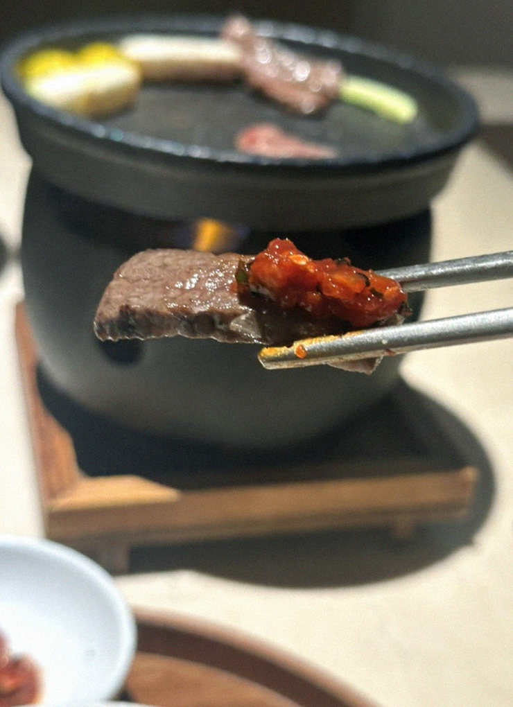 WOOARA Gwanghwamun · Hanwoo beef grilling over binchotan charcoal