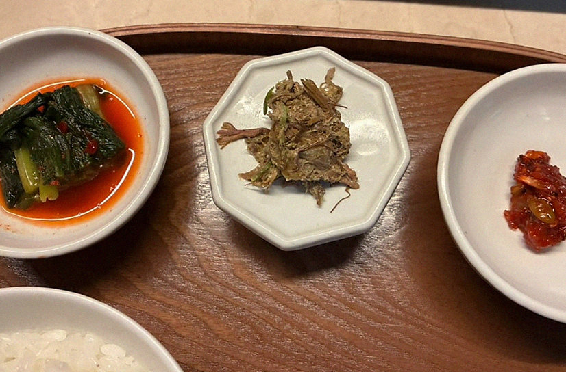 우아라 광화문점 · 광화문 한우오마카세 광화문 룸식당 · 정갈하게 차려진 반찬과 곁들임 찬