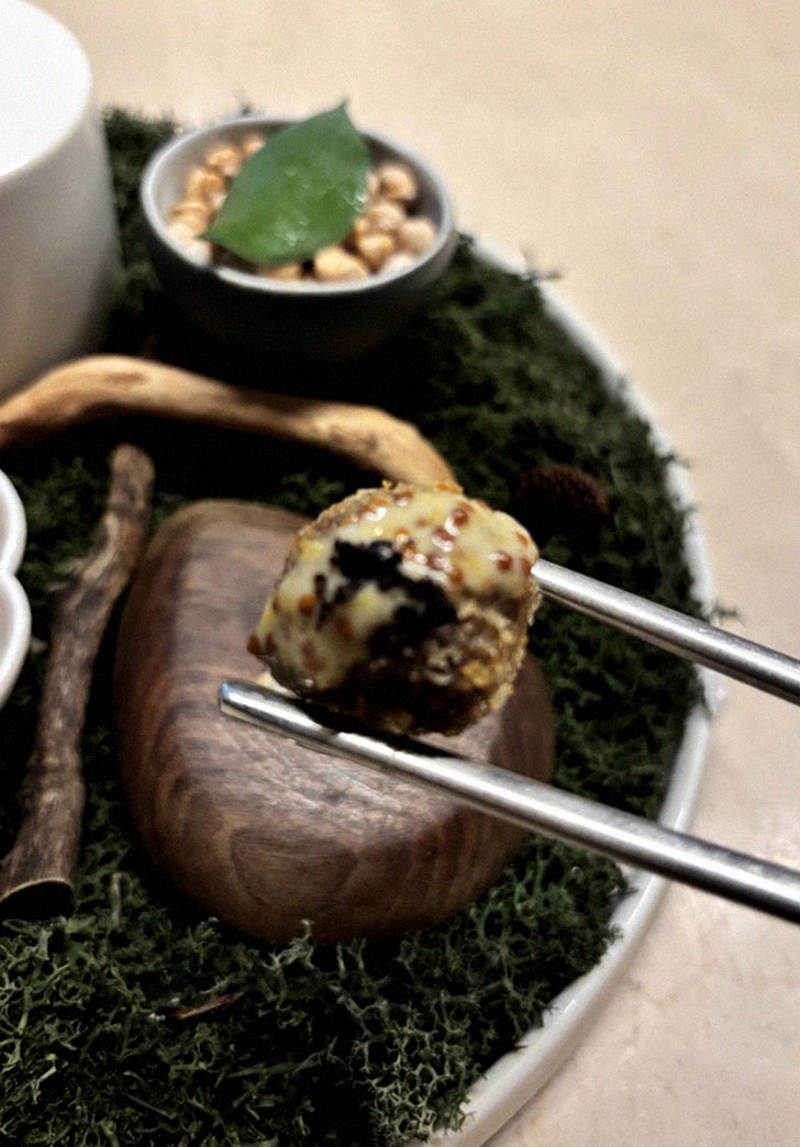 WOOARA Gwanghwamun · fresh Hanwoo beef tartare (yukhoe)