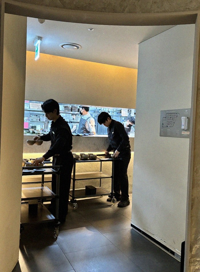 WOOARA Gwanghwamun · restaurant entrance and signage