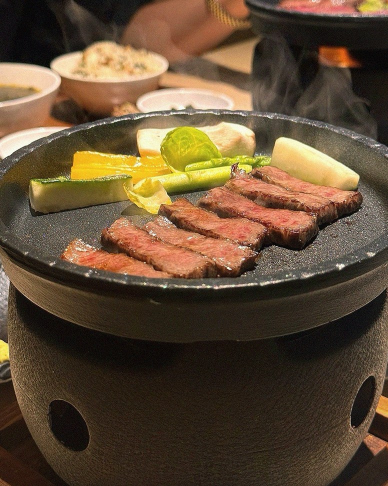 우아라 광화문점 · 광화문 한우오마카세 광화문 룸식당 · 비장탄 그릴 위에서 익어가는 한우