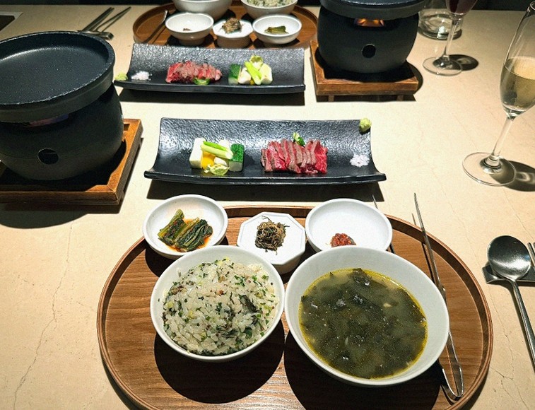 우아라 광화문점 · 광화문 한우오마카세 광화문 룸식당 · 정갈하게 차려진 반찬과 곁들임 찬
