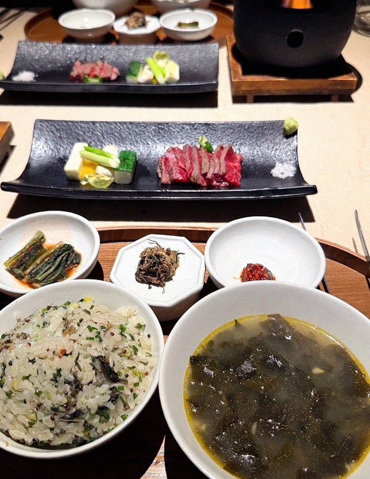 우아라 광화문점 · 광화문 한우오마카세 광화문 룸식당 · 식사 코스와 곁들임