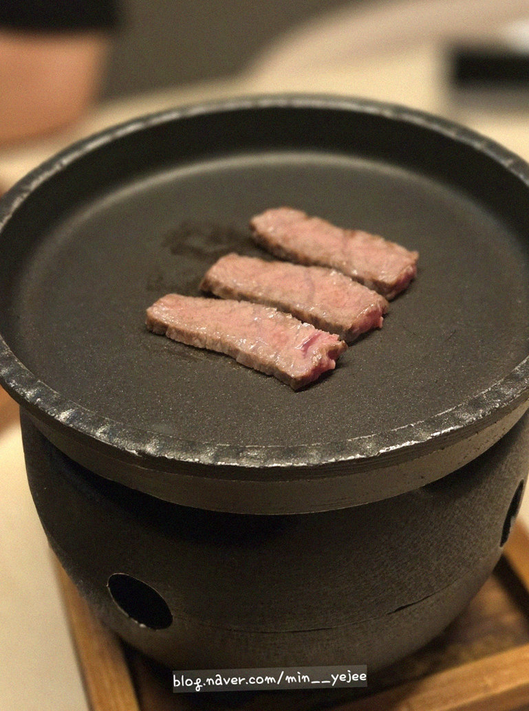 우아라 광화문점 · 서울 한우오마카세 광화문 상견례 · 비장탄 그릴 위에서 익어가는 한우