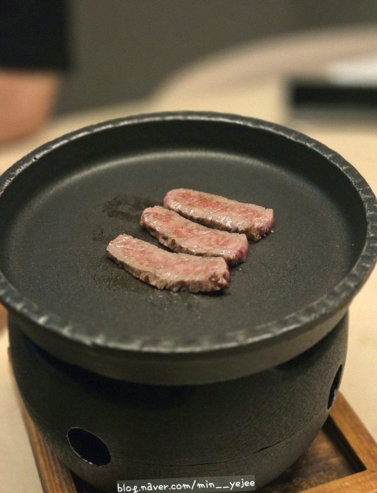 우아라 광화문점 · 서울 한우오마카세 광화문 상견례 · 비장탄 그릴 위에서 익어가는 한우