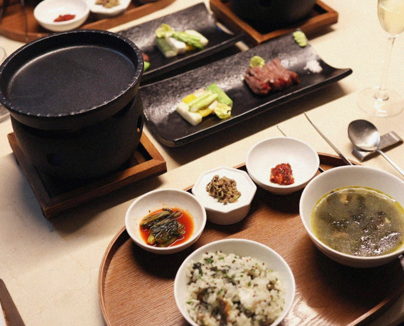 우아라 광화문점 · 광화문 한우오마카세 광화문 룸식당 · 정갈하게 차려진 반찬과 곁들임 찬
