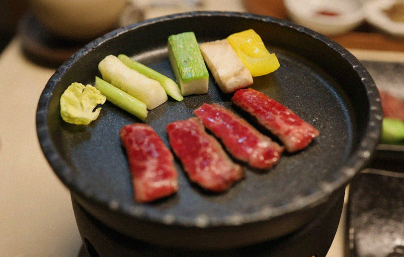 우아라 광화문점 · 광화문 한우오마카세 광화문 룸식당 · 비장탄 그릴 위에서 익어가는 한우