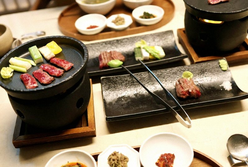 우아라 광화문점 · 광화문 한우오마카세 광화문 룸식당 · 시그니처 한우 쇼잉 — 진열함에 담긴 마블링 한우와 캐비아