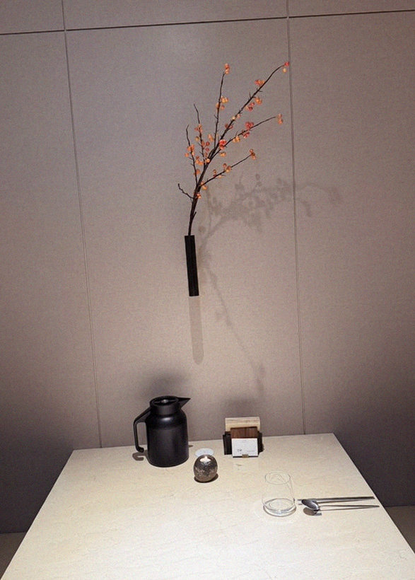 WOOARA Gwanghwamun · the signature Hanwoo showing — marbled beef cuts and caviar presented in a display chest