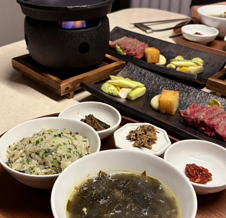 WOOARA Yeouido · シグネチャーの韓牛ショーイング — 木箱に盛られた霜降り韓牛とキャビア