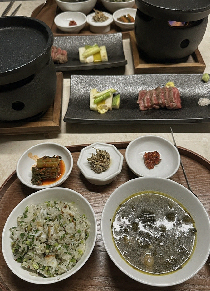 우아라 여의도점 · 여의도 룸식당 여의도 맛집 · 정갈하게 차려진 반찬과 곁들임 찬