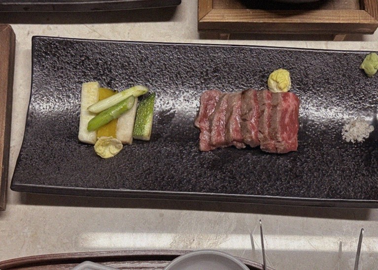 우아라 여의도점 · 여의도 룸식당 여의도 맛집 · 한 접시씩 정성껏 플레이팅된 한우 코스 요리