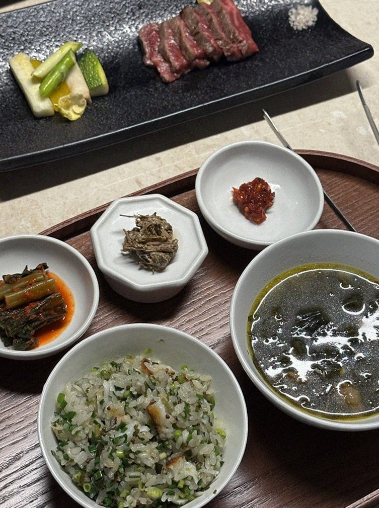우아라 여의도점 · 여의도 룸식당 여의도 맛집 · 정갈하게 차려진 반찬과 곁들임 찬