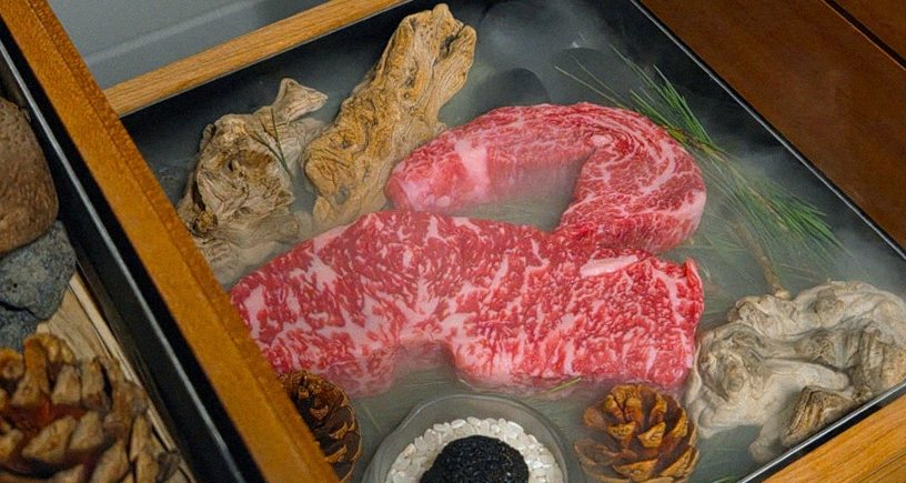 우아라 여의도점 · 여의도 룸식당 여의도 맛집 · 시그니처 한우 쇼잉 — 진열함에 담긴 마블링 한우와 캐비아