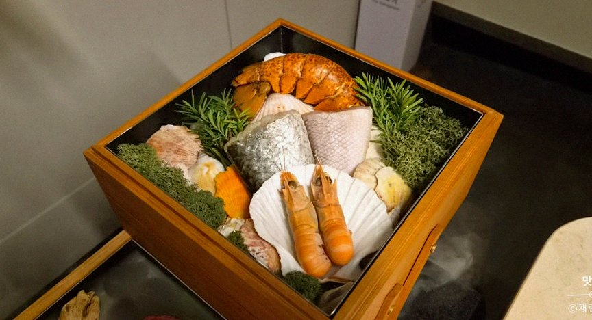 우아라 여의도점 · 여의도 룸식당 여의도 맛집 · 시그니처 한우 쇼잉 — 진열함에 담긴 마블링 한우와 캐비아