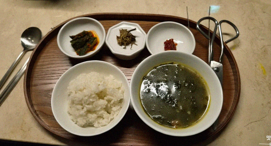 우아라 여의도점 · 여의도 룸식당 여의도 맛집 · 정갈하게 차려진 반찬과 곁들임 찬
