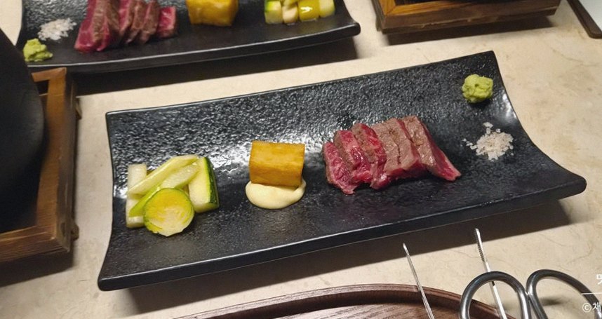 우아라 여의도점 · 여의도 룸식당 여의도 맛집 · 한 접시씩 정성껏 플레이팅된 한우 코스 요리