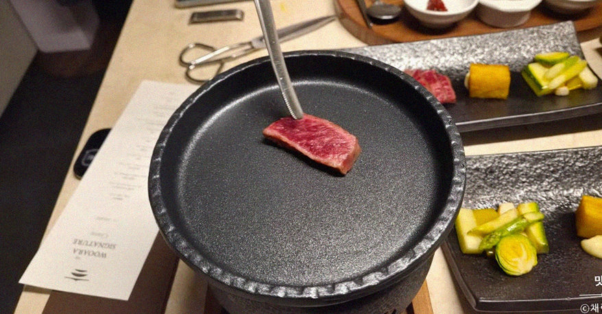 우아라 여의도점 · 여의도 룸식당 여의도 맛집 · 마블링이 살아있는 프리미엄 한우 쇼잉