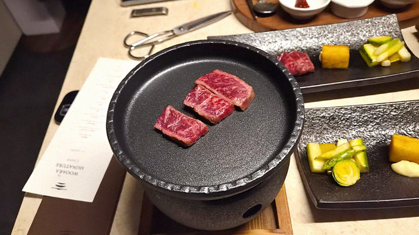 우아라 여의도점 · 여의도 룸식당 여의도 맛집 · 시그니처 한우 쇼잉 — 진열함에 담긴 마블링 한우와 캐비아