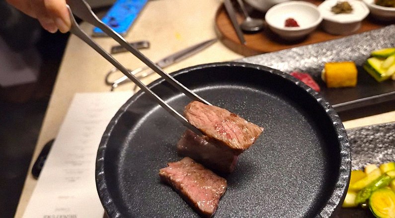 우아라 여의도점 · 여의도 룸식당 여의도 맛집 · 비장탄 그릴 위에서 익어가는 한우