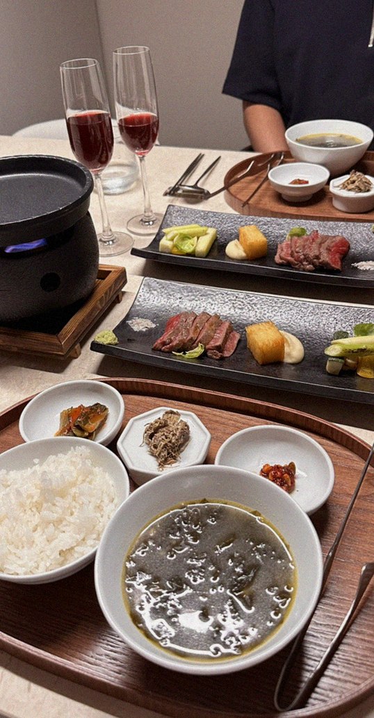 WOOARA Yeouido · シグネチャーの韓牛ショーイング — 木箱に盛られた霜降り韓牛とキャビア