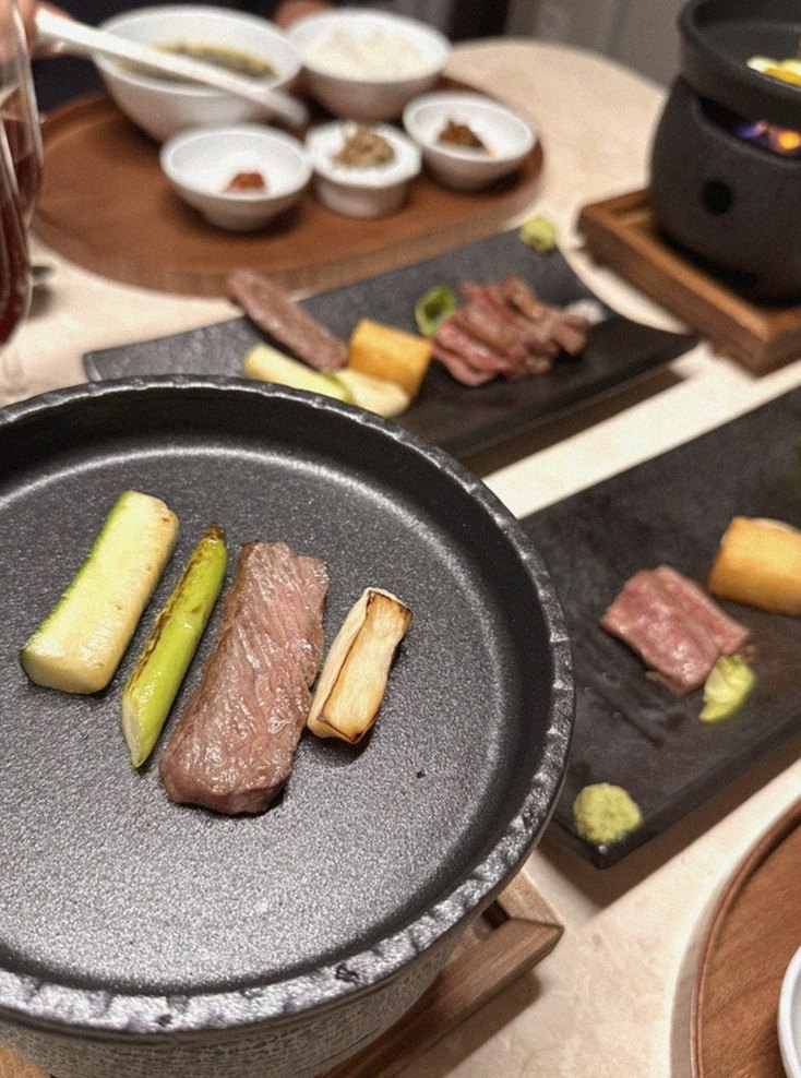 WOOARA Yeouido · シグネチャーの韓牛ショーイング — 木箱に盛られた霜降り韓牛とキャビア