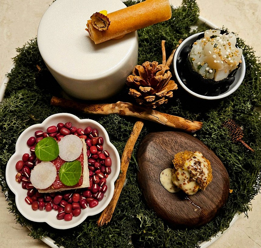 우아라 여의도점 · 여의도 룸식당 여의도 맛집 · 시그니처 한우 쇼잉 — 진열함에 담긴 마블링 한우와 캐비아