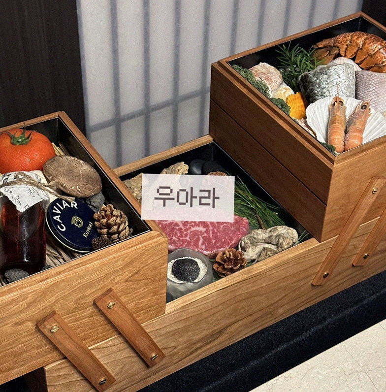 우아라 여의도점 · 여의도 한우오마카세 여의도 룸식당 · 시그니처 한우 쇼잉 — 진열함에 담긴 마블링 한우와 캐비아