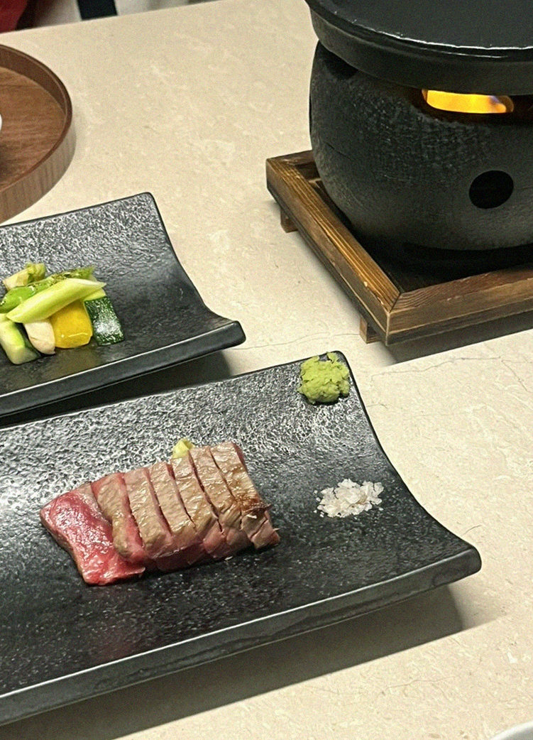 우아라 여의도점 · 여의도 한우오마카세 여의도 룸식당 · 시그니처 한우 쇼잉 — 진열함에 담긴 마블링 한우와 캐비아
