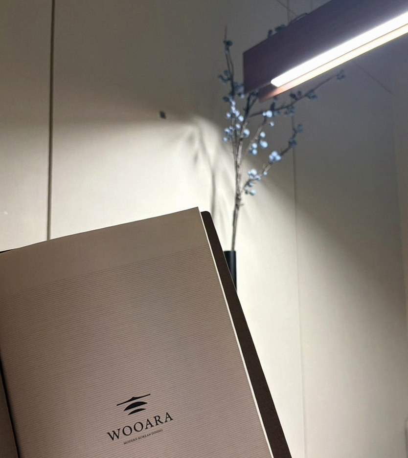 우아라 여의도점 · 여의도 맛집 더현대 맛집 · 시그니처 한우 쇼잉 — 진열함에 담긴 마블링 한우와 캐비아