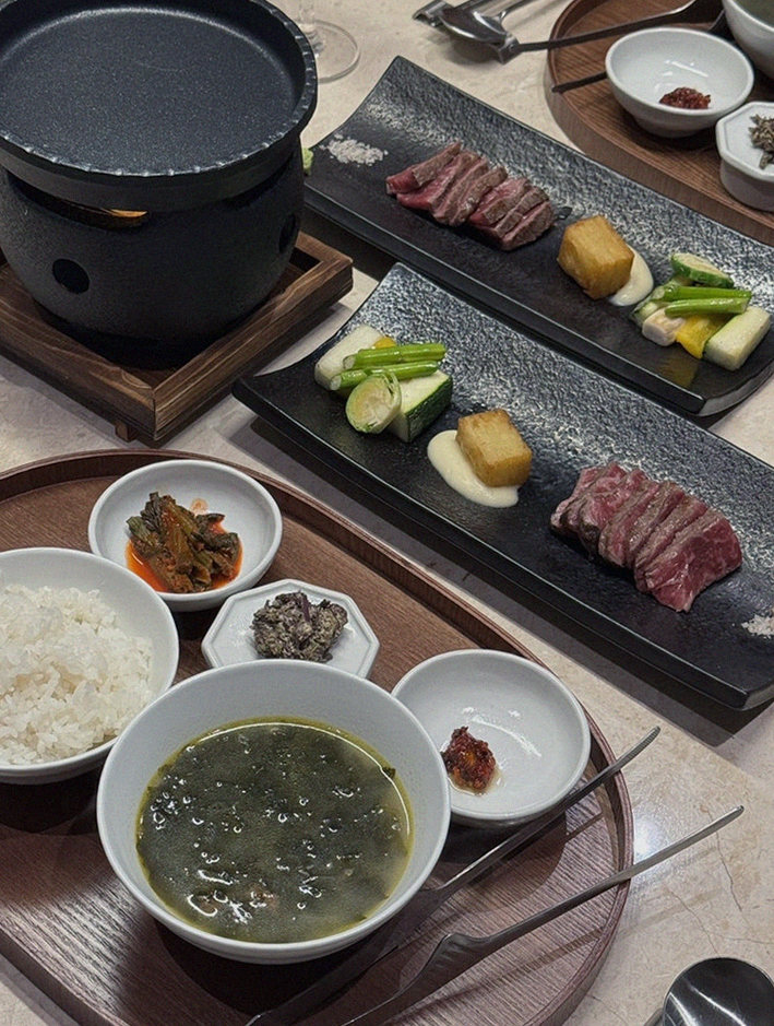 우아라 여의도점 · 여의도 룸식당 여의도 맛집 · 정갈하게 차려진 반찬과 곁들임 찬