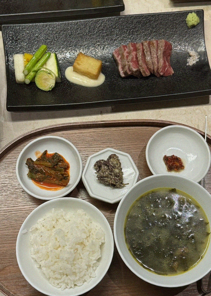 우아라 여의도점 · 여의도 룸식당 여의도 맛집 · 정갈하게 차려진 반찬과 곁들임 찬