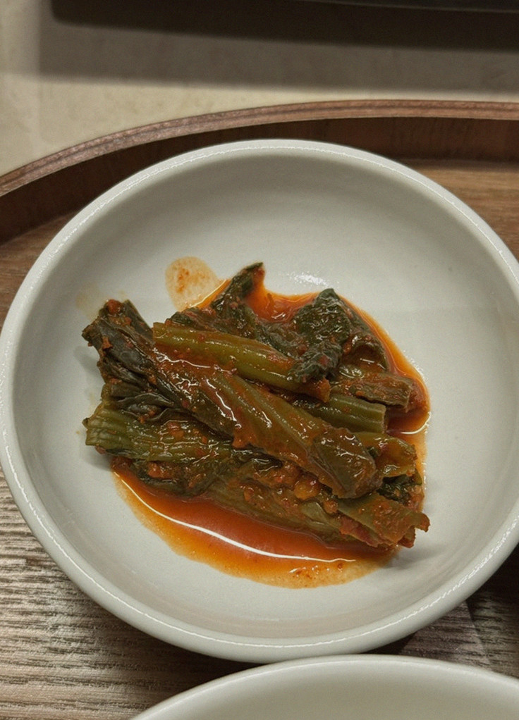 우아라 여의도점 · 여의도 룸식당 여의도 맛집 · 정갈하게 차려진 반찬과 곁들임 찬