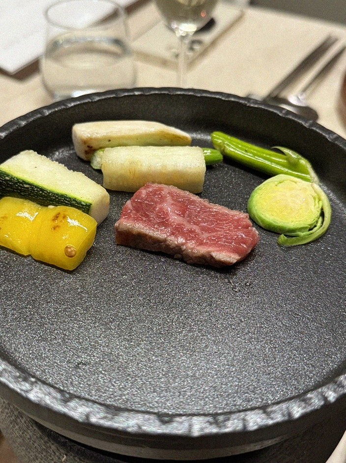 우아라 여의도점 · 여의도 룸식당 여의도 맛집 · 한 접시씩 정성껏 플레이팅된 한우 코스 요리