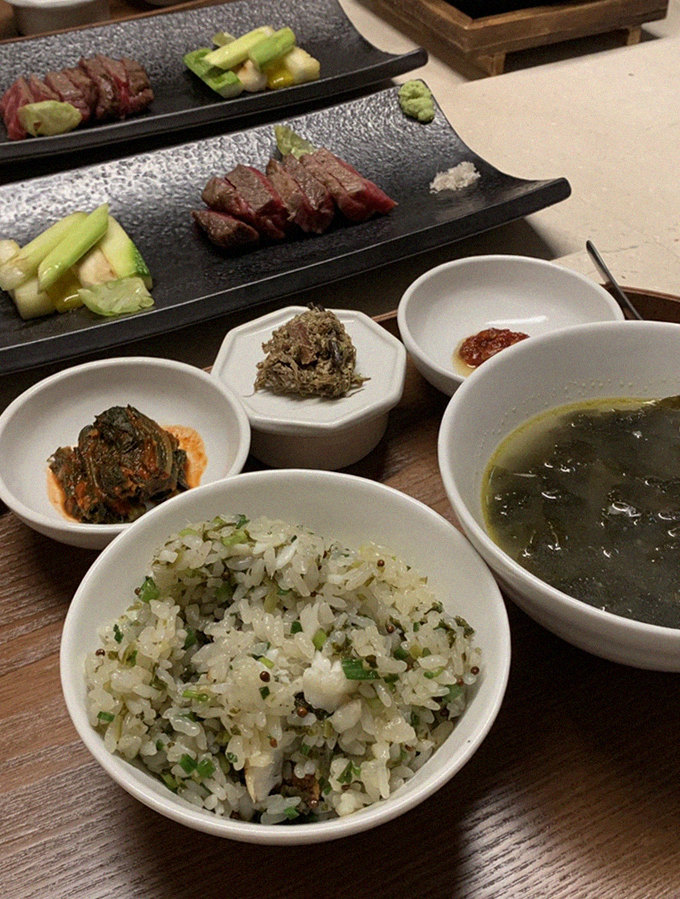 우아라 여의도점 · 여의도 룸식당 여의도 맛집 · 정갈하게 차려진 반찬과 곁들임 찬