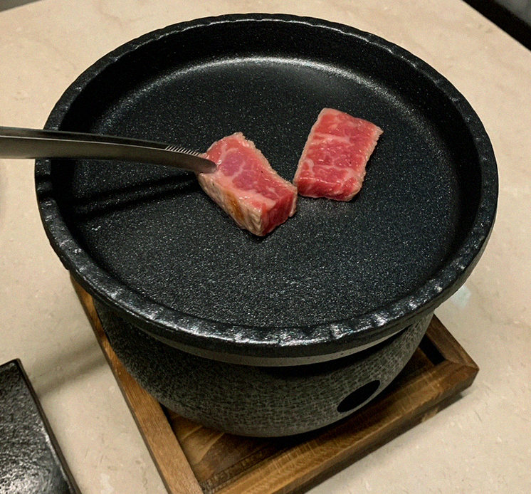 우아라 여의도점 · 여의도 룸식당 여의도 맛집 · 마블링이 살아있는 프리미엄 한우 쇼잉