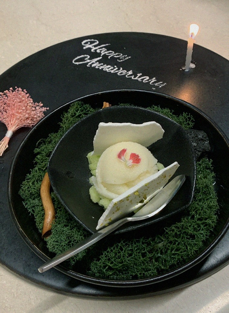 우아라 여의도점 · 여의도 룸식당 여의도 맛집 · 시그니처 한우 쇼잉 — 진열함에 담긴 마블링 한우와 캐비아