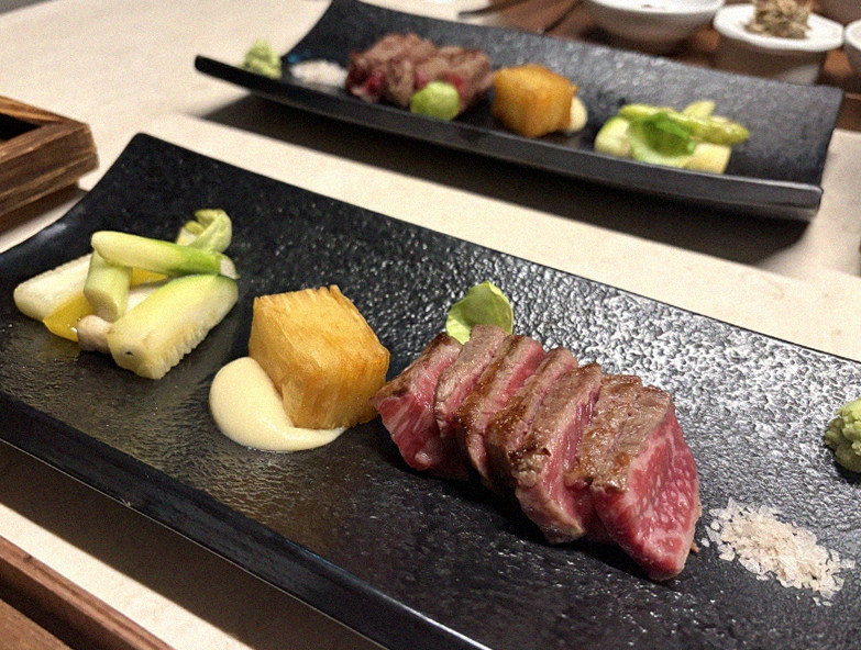 우아라 여의도점 · 여의도 룸식당 여의도 맛집 · 한 접시씩 정성껏 플레이팅된 한우 코스 요리