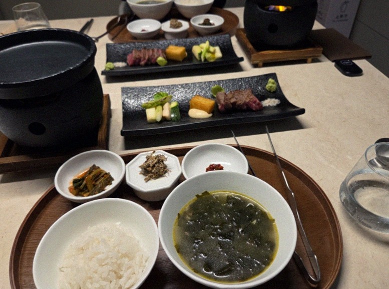 우아라 여의도점 · 여의도 룸식당 여의도 맛집 · 정갈하게 차려진 반찬과 곁들임 찬