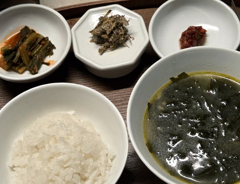 우아라 여의도점 · 여의도 룸식당 여의도 맛집 · 정갈하게 차려진 반찬과 곁들임 찬