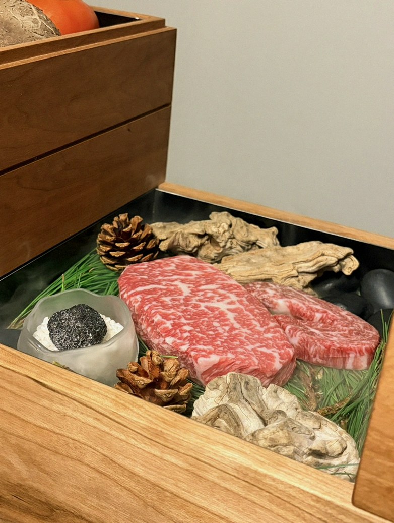 WOOARA Yeouido · 招牌韩牛展示 — 木盒中呈现的雪花韩牛与鱼子酱